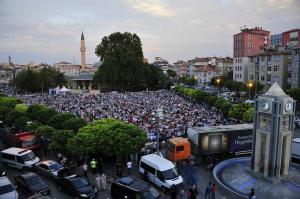 Belediye ve Bakan Onbinleri Bir Sofrada Bulu�turdu